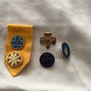 Vintage 1960’s Girl Scout Blue and Gold Pin Set. 2000 daisy pins